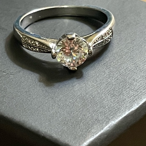 WOMENS RING - Picture 2 of 3